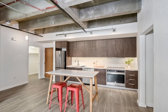 Foto principal - 2466 1st Ave