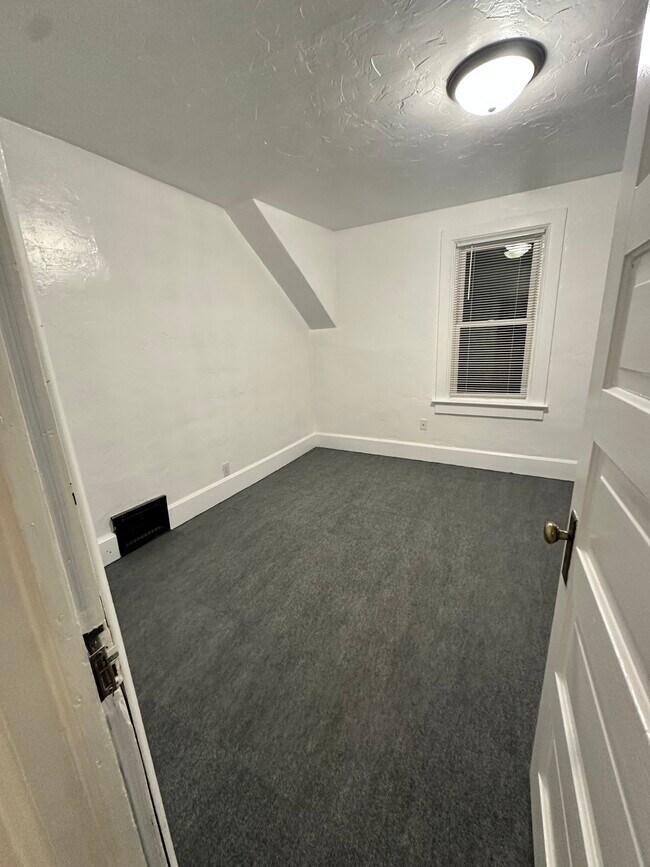 Building Photo - 1357 Lawe St