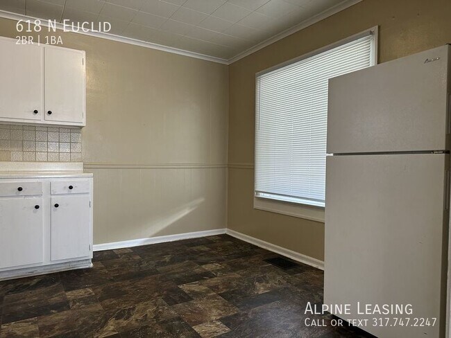 Building Photo - Convient Location