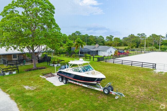 There are homes with large farmland where you can keep your boats as well in Canal Circle neighborhood.