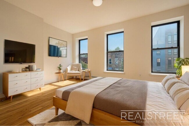 Building Photo - Charming 2 Bed 1.5 Bath Upper Duplex in Bushwick with Garden