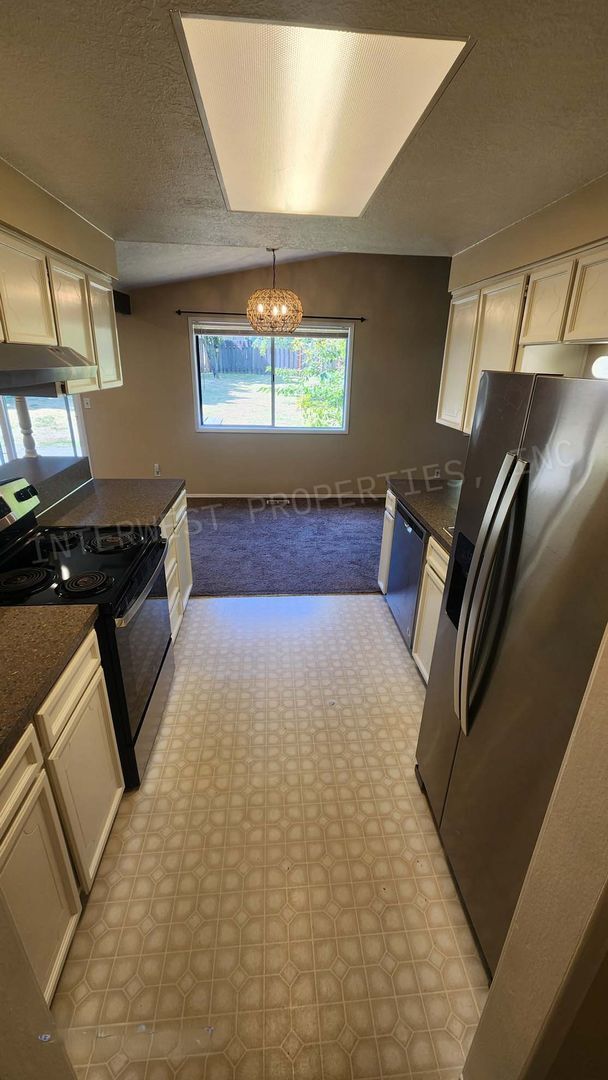 Foto del edificio - 3 bd 2 ba Ranch Style Beaverton Home with W/D in Unit, 2 Car Garage and Large Fenced Yard!