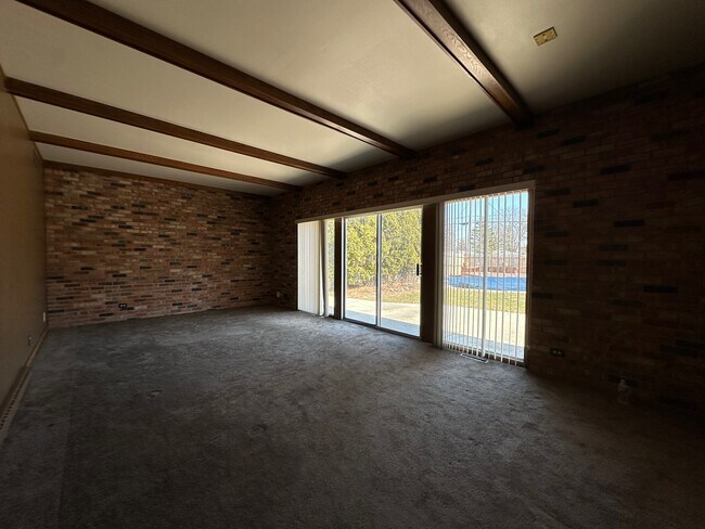 Building Photo - Spacious 2BR \2.5BA With Pool !