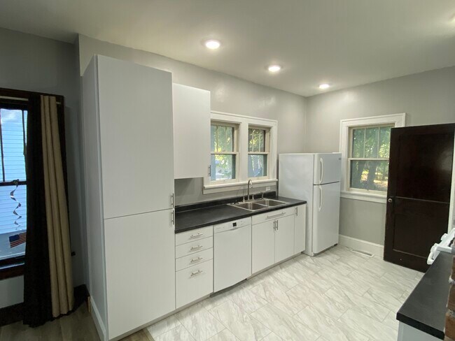 Kitchen East - 1118 W 4th St