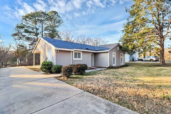 Foto del edificio - Charmingly Updated 3BD/2BA Ranch Home in Birnam Woods!