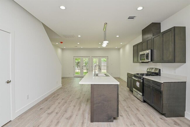 Building Photo - 2204 Wavell St