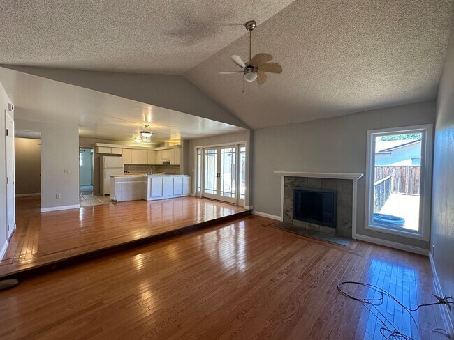 Building Photo - Open House Sunday 5/19 3-4 pm Don't miss t...