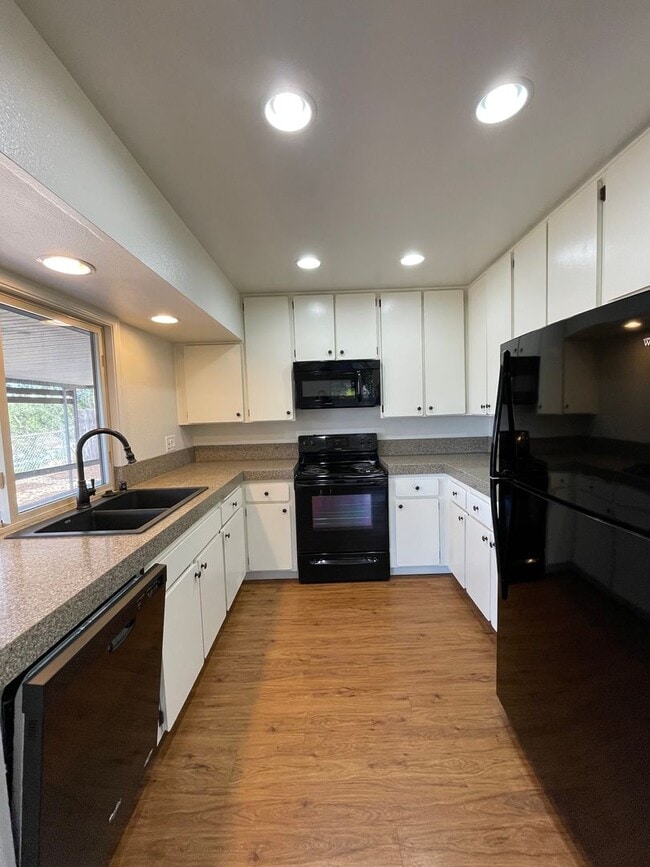 Building Photo - Terrific 3Br +/2Ba Single story house with...