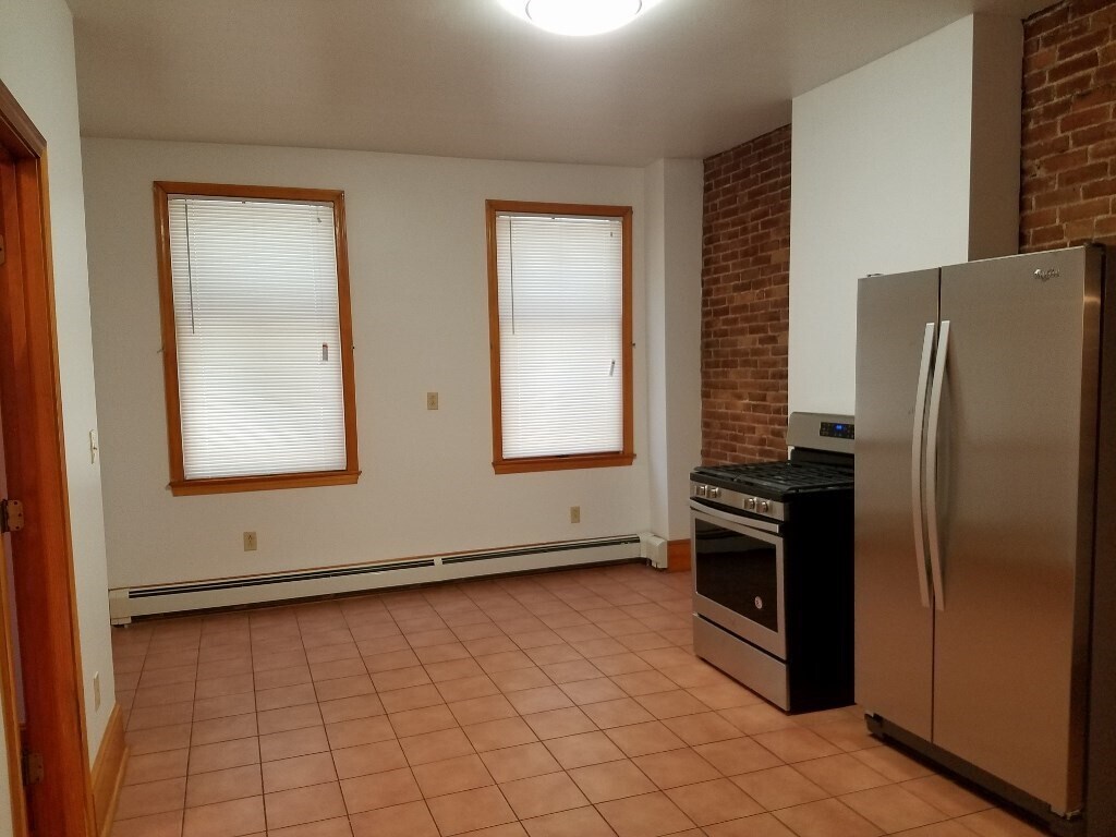 Primary Photo - 123 Beacon St