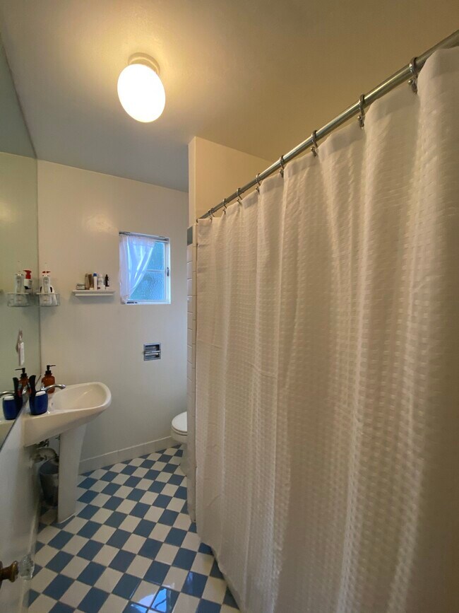 Bathroom - 927 Westbourne Dr