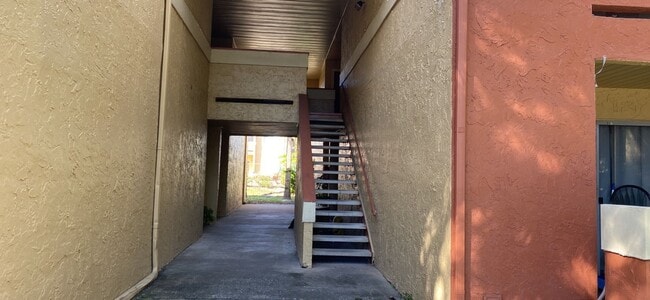 Building Photo - Large 1 bedroom Condo on Second Floor Over...