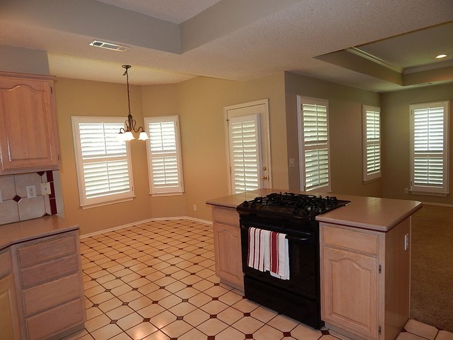 Foto del edificio - Immaculate 4 Bedroom near 91st and Yale.