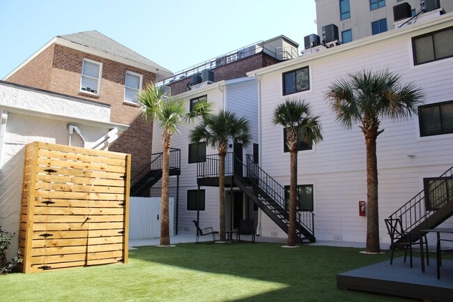 Building Photo - First month free ~ 1 bed / 1 bath on King Street