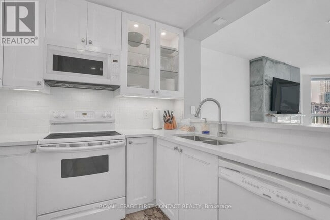 Building Photo - 140 Dunlop St E