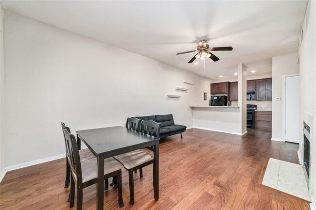 Building Photo - 2121 El Paseo St