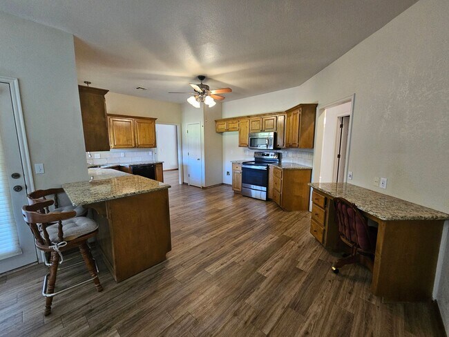 Building Photo - (3) Bed/(2) Bath in Castlerock Addition! P...