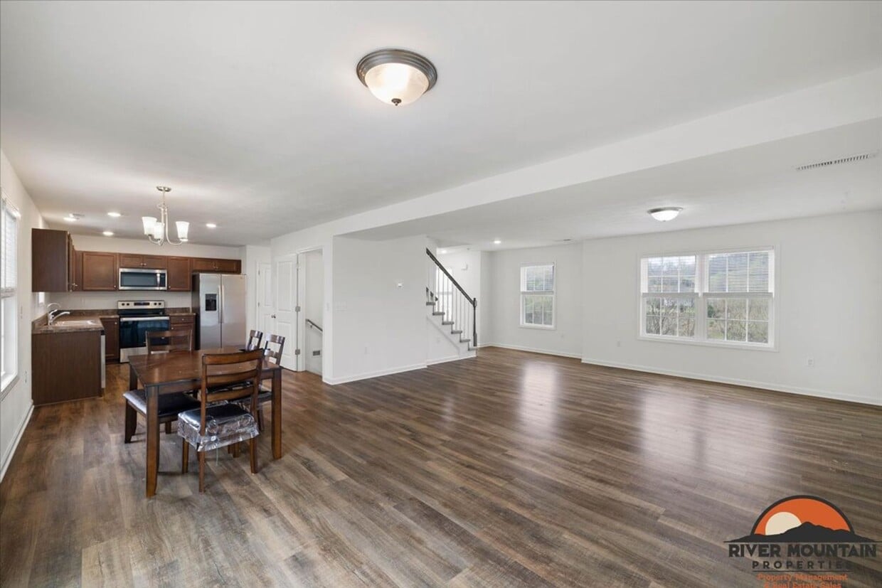 Spacious Three Level Home in Pembroke - Spacious Three Level Home in Pembroke