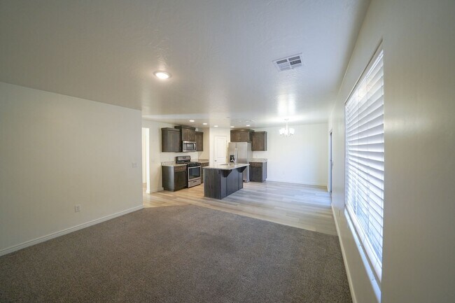 Foto del edificio - Spacious Townhome for Rent – Prime Location!