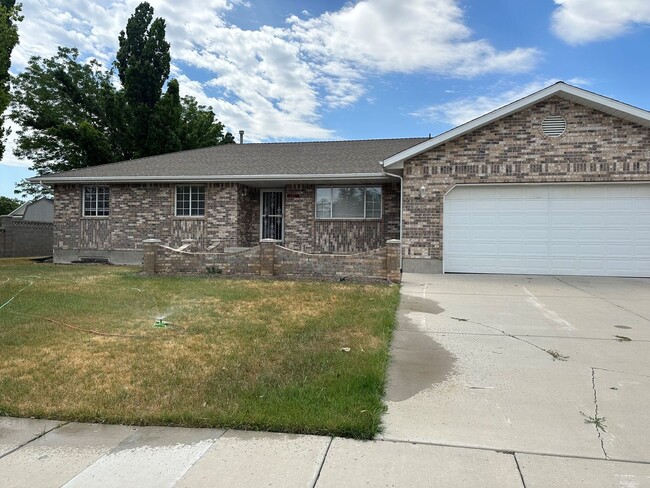 Foto del edificio - 5 Bedroom Home with 2 Car Garage