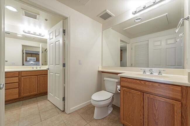 Foto del edificio - Light and Bright 1 Bedroom Condo with Park...