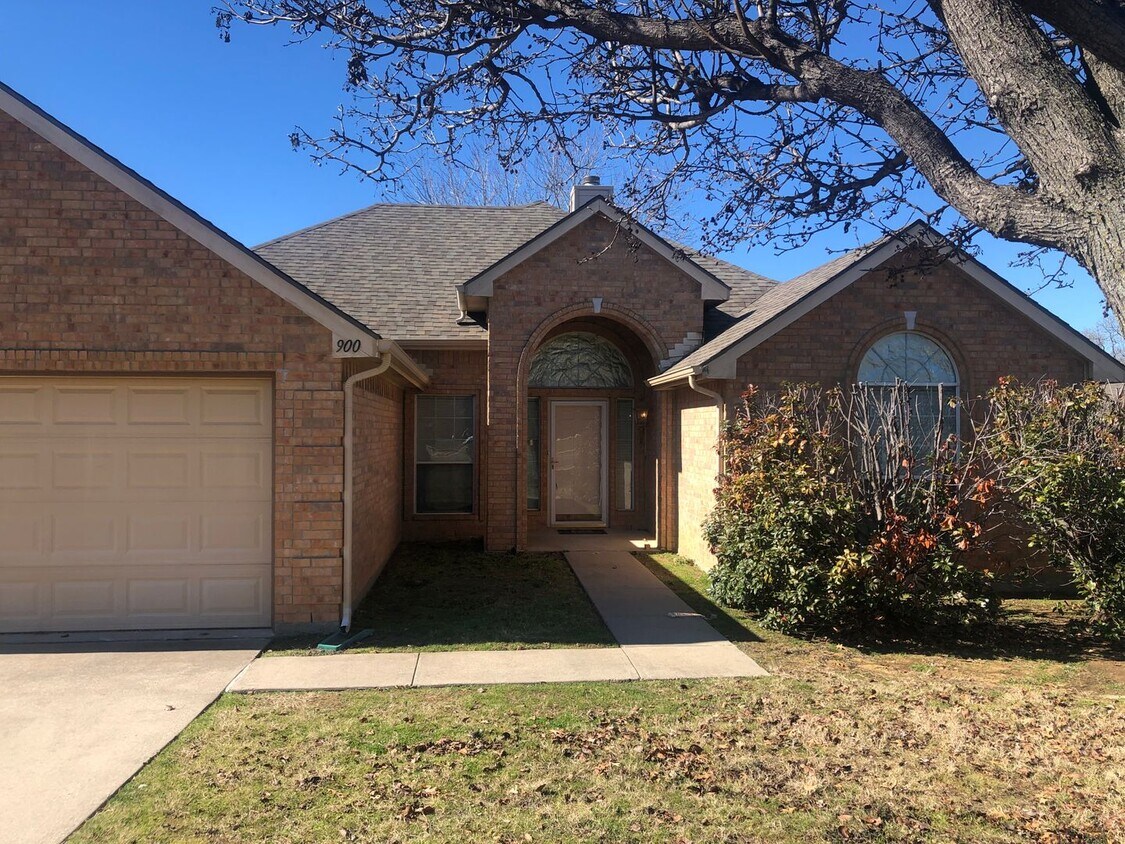 Primary Photo - 900 Glenngary Way, Denton TX 76208