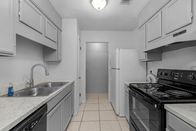 Foto del edificio - Charming 1 Bedroom/1 Bathroom Available Now!