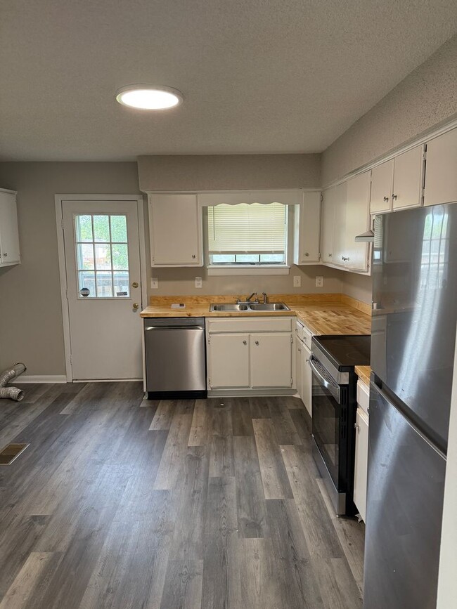 Photo - 2 Bedroom/ 1 Bathroom Duplex in Hermitage House
