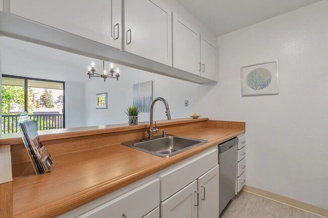 Building Photo - "Spacious 1-Bedroom Oasis with Hardwood Fl...