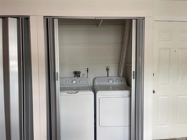 Building Photo - 1909 Bellmore Ave