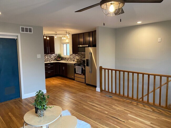 Foto del edificio - Wonderful Home for Rent in the Heart of the Hill!