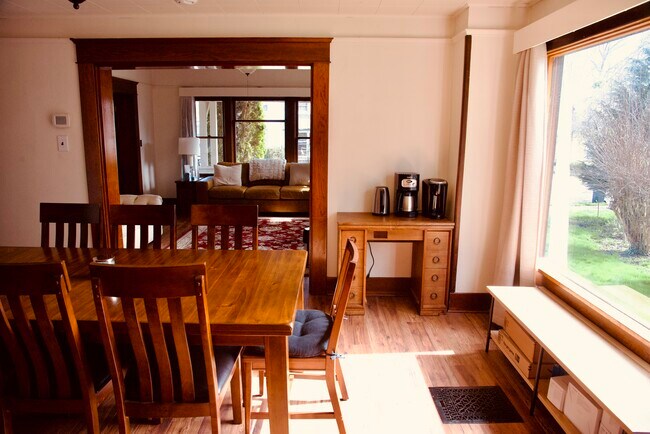 Comedor de la casa principal hacia la sala de estar - The Dwelling Place