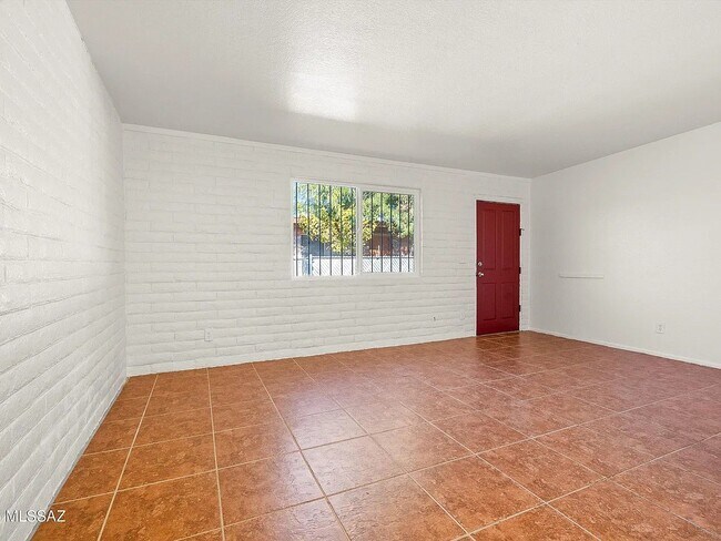 Building Photo - 1408-1410 N Hualpai Rd