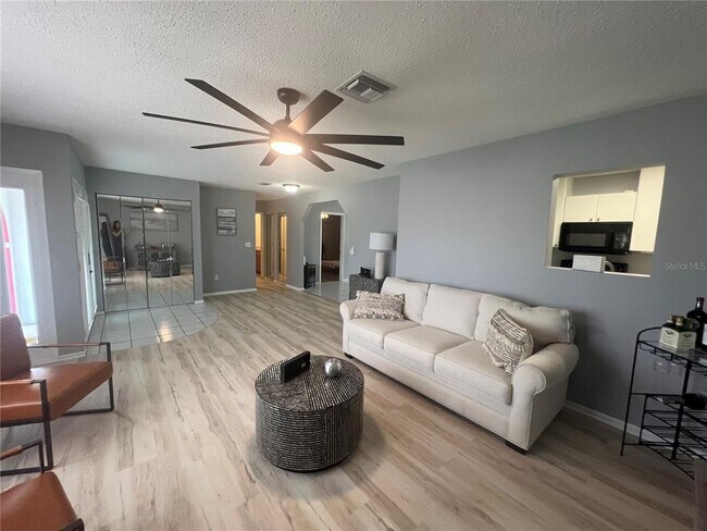Foto del edificio - 13543 Longwood Ave