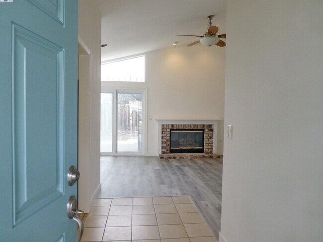 Building Photo - 250 Pacheco Dr
