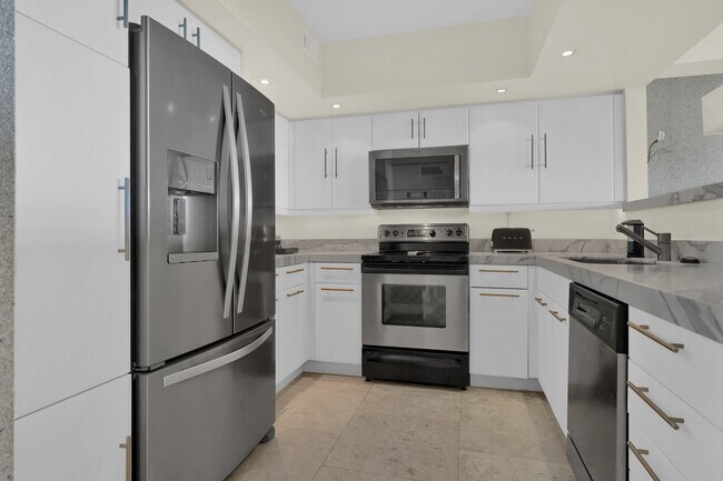 Building Photo - 5600 Collins Ave