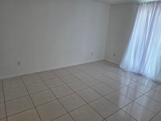 Foto del edificio - 661 N University Dr