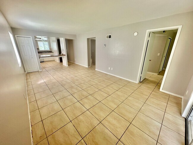 Foto del edificio - 2549 S Oak Ave