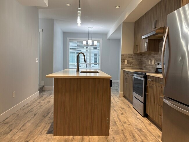 Photo du bâtiment - 1308 Rutland Rd N