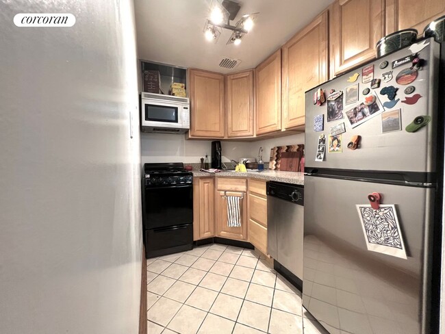 Building Photo - 143 W 75th St