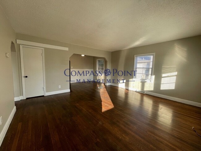 Building Photo - Spacious 3 bedroom and 1 bath house!