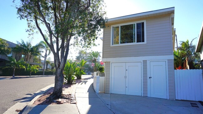 Foto del edificio - THE BEACH IS YOUR BACKYARD! Light & Bright...