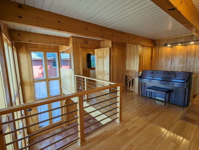 Building Photo - Rare Find 3BD/1.5BA Home w/Stunning Hardwo...