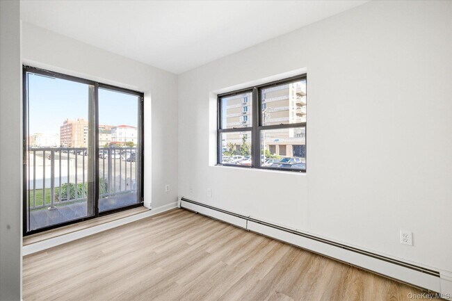 Foto del edificio - 475 W Broadway