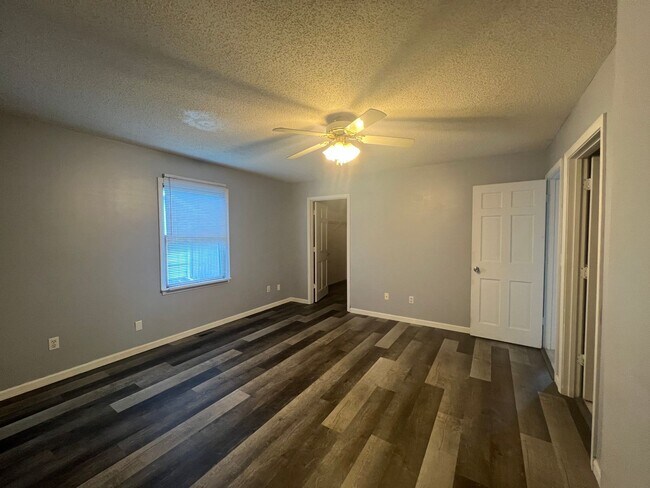 Building Photo - AVAILABLE NOW 3 BEDROOM 2 FULL BATHS PLENTY OF STORAGE.