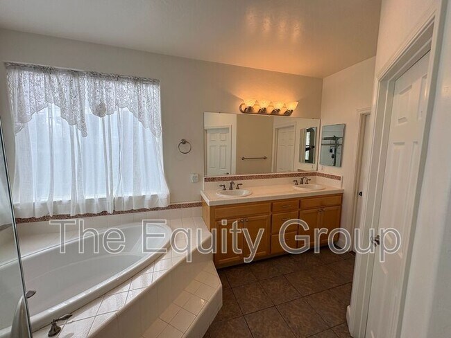 Building Photo - 144 E Reese Ave