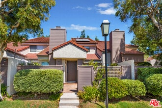 Building Photo - 1017 Via Colinas