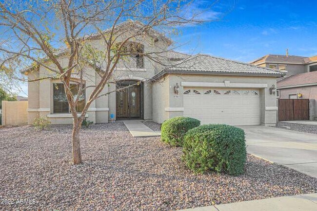Building Photo - Beautiful 5 bedroom w/pool!