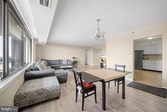 Foto del edificio - 3709 S George Mason Dr