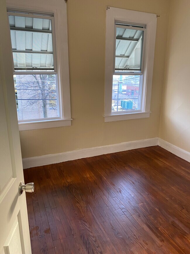 Building Photo - 605 Larch St