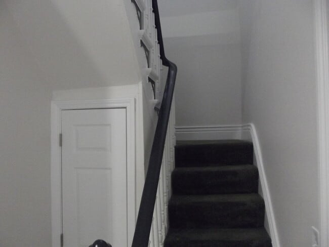 escalera - 906 E Chestnut St